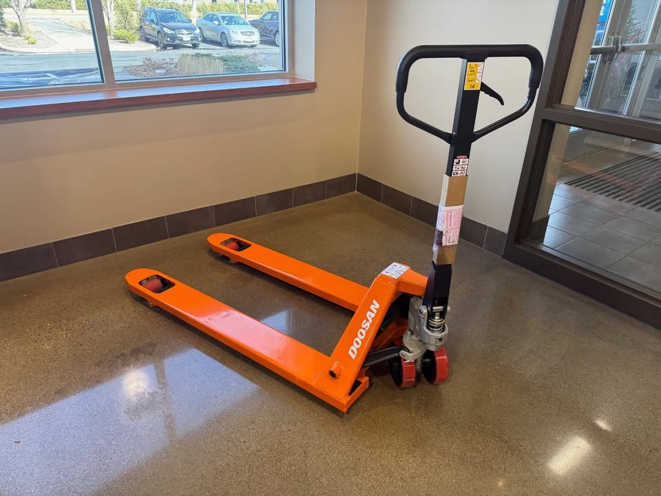 New Doosan AC25 Manual Pallet Jacks